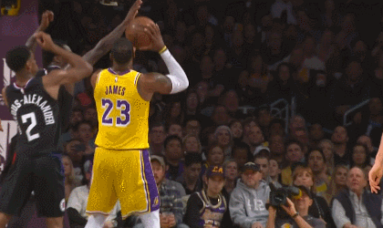 湖人队詹姆斯上篮惨遭亚历山大耻辱性盖帽