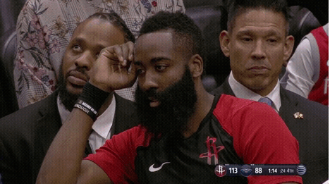 哈登没有比赛可以打，在场边直接犯困