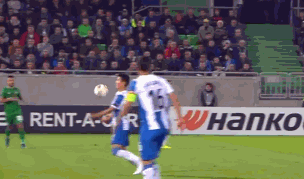 武磊欲爆射，结果直接踢倒对手