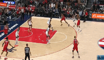 比尔单挡掩护三分打停对手