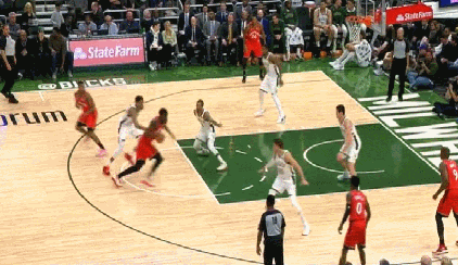 字母哥背后杀出排球大帽西亚卡姆