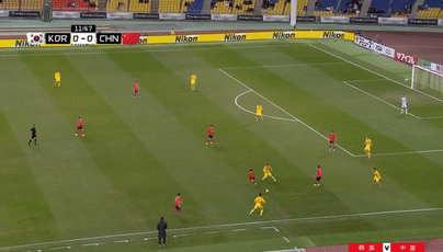 韩国队断球反击