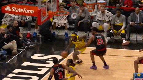 桑普森篮下接球迎着防守强硬出手2+1打进