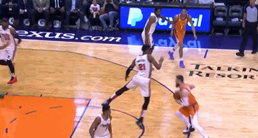 贝恩斯单臂劈扣技惊四座