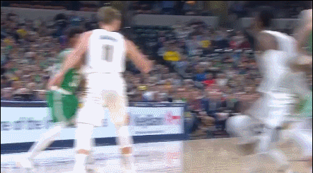 塔图姆弧顶持球加速杀入篮下上演单手劈扣