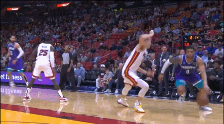 布里奇斯单打罗宾逊硬扛至篮下上篮命中