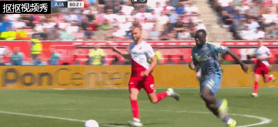 阿贾克斯前锋布罗贝在禁区内疑似被守门员扑到倒地，裁判没有表示