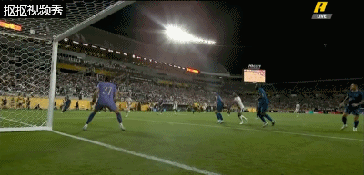 布努抢在中路曼城抢点队员前快速下地扑出传中