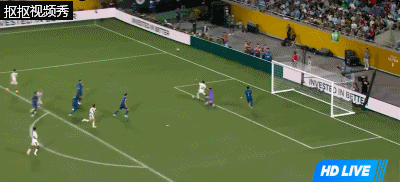 倒地失去重心后神奇伸出左掌挡出射门