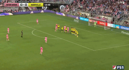 第17分钟，梅西任意球破门，迈阿密国际1-0