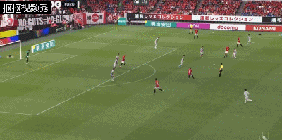 浦和红钻禁区前射门折射飞出底线