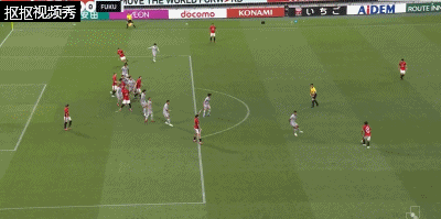 浦和红钻头球后蹭偏出球门