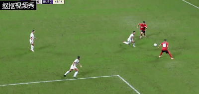 周定洋头球后蹭偏出球门