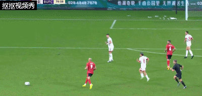 费利佩打门被曼谷联后卫挡出底线