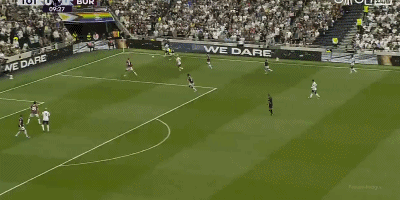 第10分钟，库杜斯传中，里沙利松破门，热刺1-0领先 