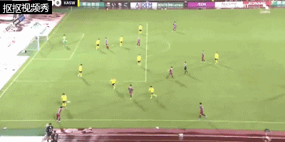 冈山绿雉禁区内球员脚后跟射门偏出球门