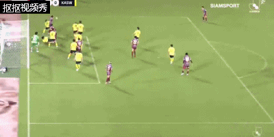 冈山绿雉球员禁区内蝎子摆尾险些破门