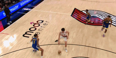 杨瀚森假动作上篮