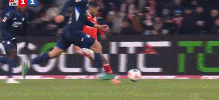 比博头球破门但队友手球在先进球无效