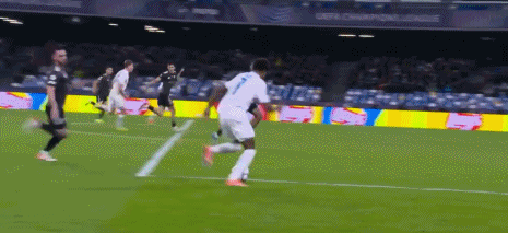 麦克托米奈转身射门遭扬科维奇折射破门，那不勒斯2-0卡拉巴赫