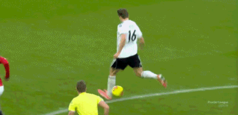 富勒姆球员禁区内遭飞铲