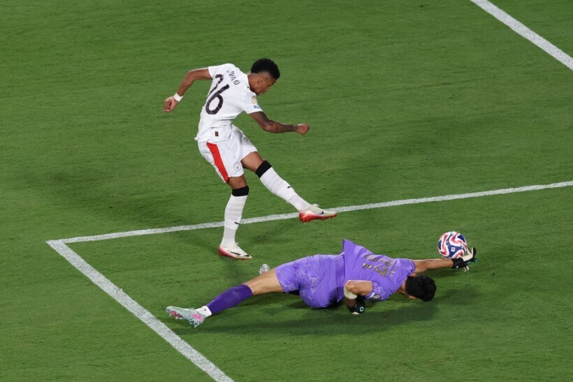 新月门将布努表现神勇