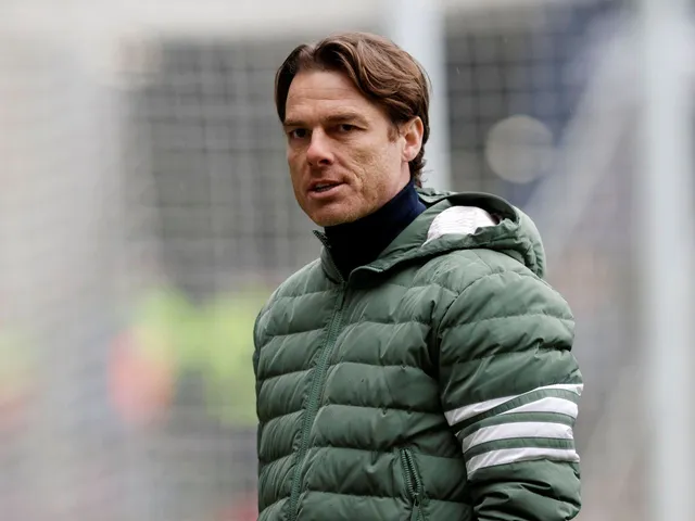 2025 年 2 月 15 日，伯恩利主帅斯科特・帕克在对阵普雷斯顿北区的比赛前