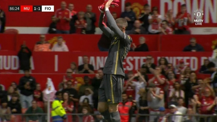 德赫亚挥手致意