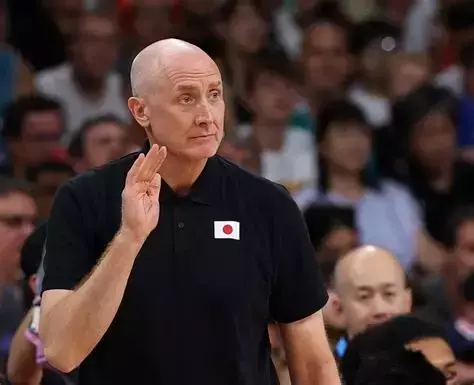 日本男篮主帅霍瓦斯