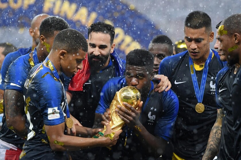 乌姆蒂蒂亲吻世界杯奖杯