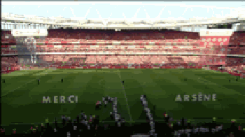 温格在球场中央接受掌声与球迷告别