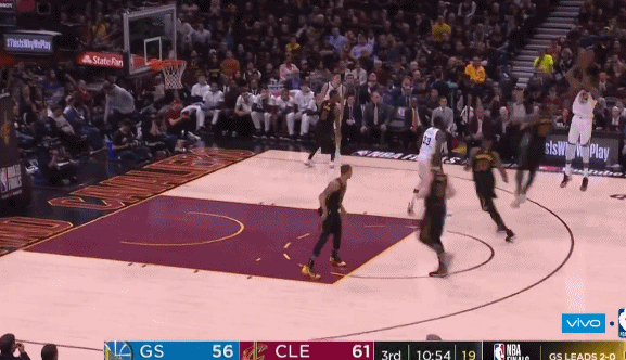 杜兰特投中追身三分