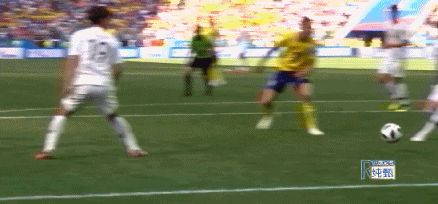 张贤秀眼神防守，目送对手打门