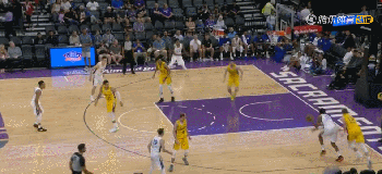 阿不都沙拉木积极争抢篮板