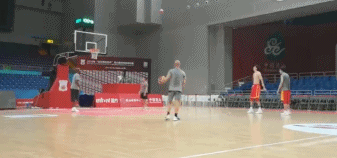 周琦打赤膊加练三分