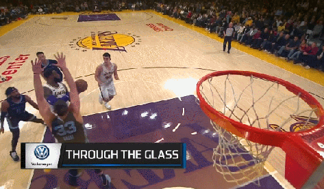 詹姆斯亲手喂饼送祖巴茨双手暴扣