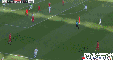 伊斯拉伊洛夫大禁区弧位置不停球抡脚就抽，皮球直窜球门右下角入网