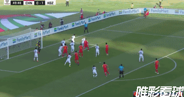 蒿俊闵开出角球制造对手门将乌龙