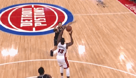 格里芬脱手变过人杀入内线单手暴扣