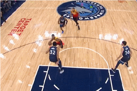 戈伯特双手大力补扣