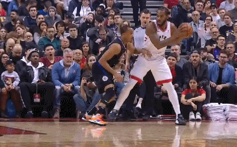 伦纳德侧身单挑布拉德利,翻身抛投打2+1