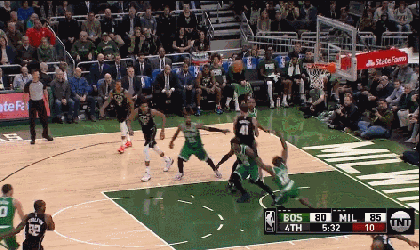 扬尼斯-阿德托昆博（雄鹿）