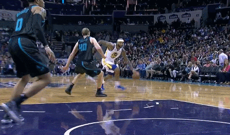 考辛斯持球变向强碾篮下隔人上篮打2+1