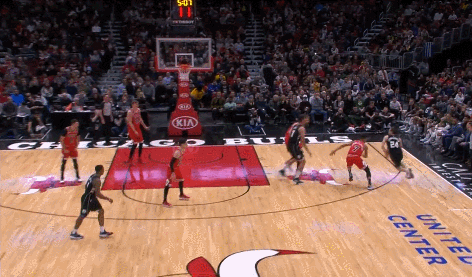 康诺顿溜底线回传助洛佩兹暴扣亲弟弟