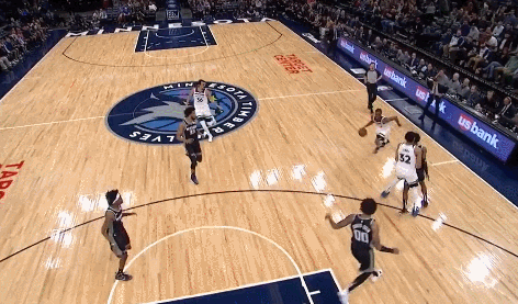 威金斯加速破包夹飘逸上篮