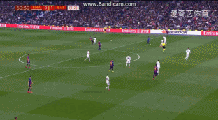 巴萨在中路打不开局面的情况下，在边路身后完成冲击进球