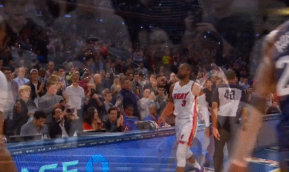 麦迪逊广场致敬韦德,主帅菲尔兹与韦德热情拥抱