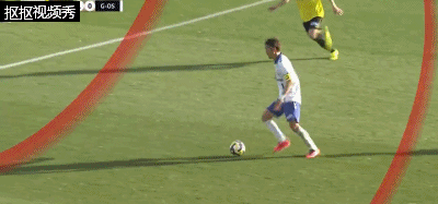 山下谅也疑似被绊倒，裁判未表示，大阪钢巴获得角球