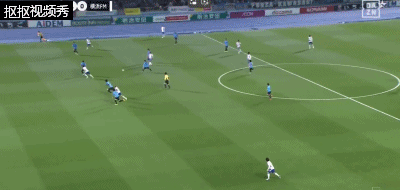 川崎前锋守门郑成龙出击抱住足球