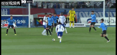 横滨水手弹地远射被川崎前锋守门郑成龙抱住